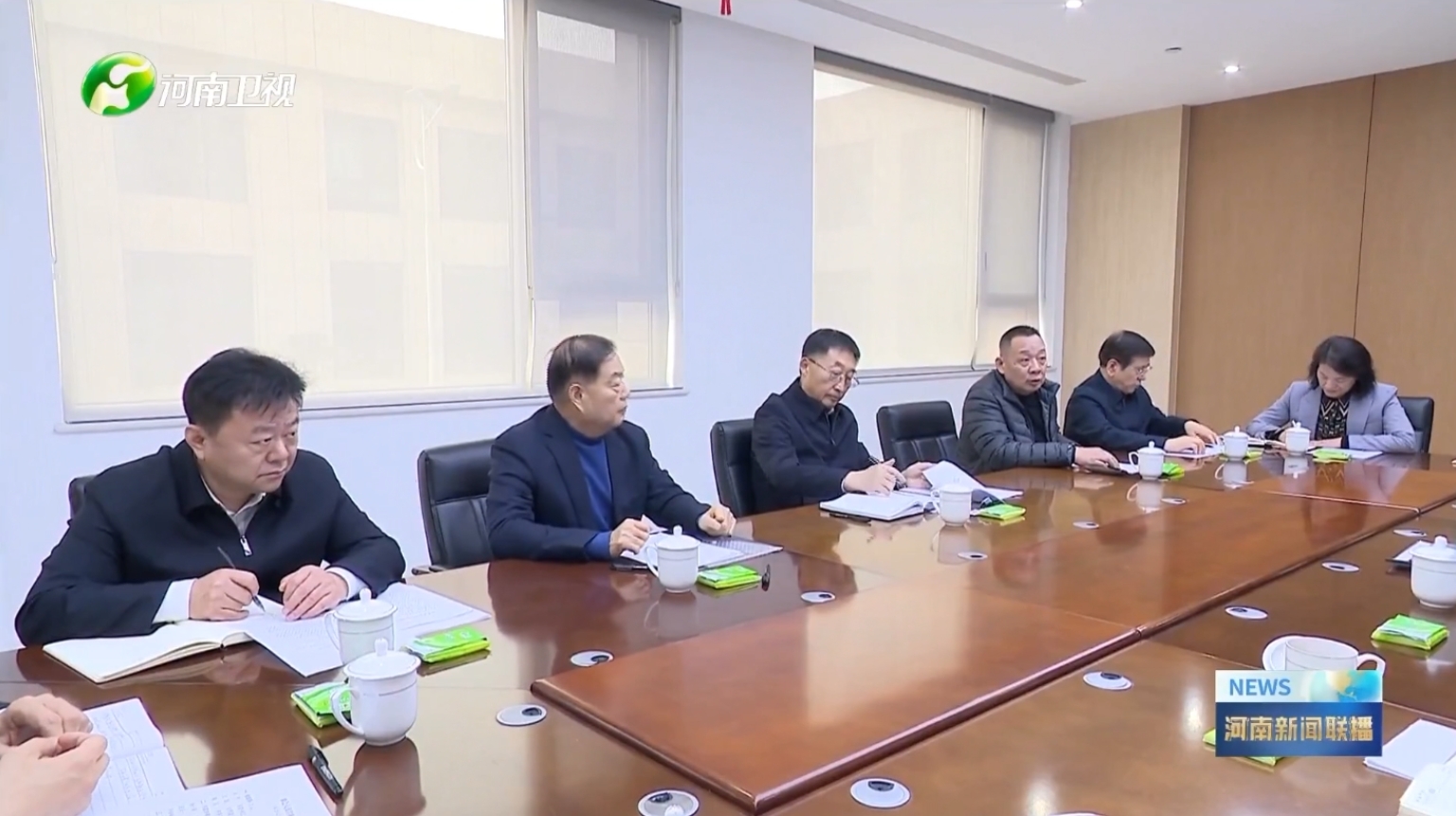 河南衛(wèi)視新聞聯(lián)播報道森源集團黨委書記、創(chuàng)始人楚金甫參加省委書記劉寧在許昌召開的民營企業(yè)座談會